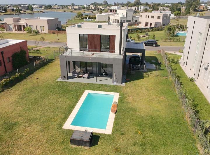 Casa · 140m² · 4 Ambientes · 2 Cocheras