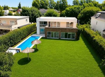Casa · 211m² · 4 Ambientes · 2 Cocheras · Venta Casa 4 Ambientes Luminosa con Pileta Galeria Jardín Haras Santa Maria Barrio Los Alamos