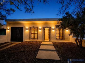 Casa · 210m² · 10 Ambientes · 3 Cocheras · Casa en Venta en Jardin Espinosa