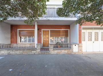 Casa · 123m² · 4 Ambientes · 1 Cochera · Casa en Venta Calle Peru 90