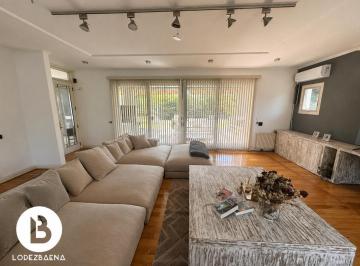 Casa · 1802m² · 10 Ambientes · 6 Cocheras · Casa Exclusiva en Venta - 5 Dorm. - 4 Baños - Pileta - Quincho