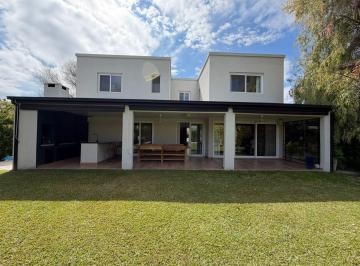 Casa · 253m² · 6 Ambientes · 2 Cocheras · Casa en Venta en La Comarca Lote Interno