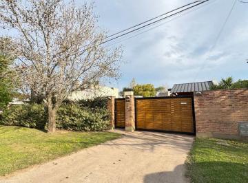 Casa · 207m² · 7 Ambientes · 2 Cocheras · Casa/v Aero Club/2 Dorm/pileta/apta Cred./gas N.