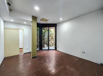 Local comercial · 87m² · 5 Ambientes · Oficina o Local a La Calle con 2 Baños y Patio en Abasto