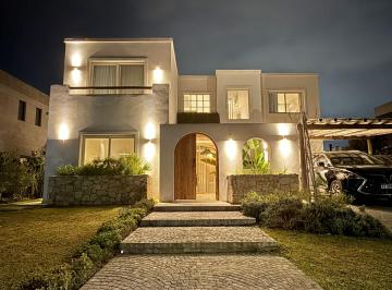 Casa de 9 ambientes, Tigre · Excelente Casa en Venta en Carpinchos! Lote Interno Hermoso Diseño!