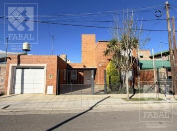 Casa · 197m² · 6 Ambientes · 3 Cocheras · Casa Alquiler Huilliches, 3 Dorm., 2 Baños, Escritorio, 2 Cocheras y Jardín