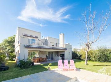 Casa · 252m² · 6 Ambientes · 2 Cocheras · Venta - Casa 4 Dorm. en Barrio Privado - San Sebastián, Funes.