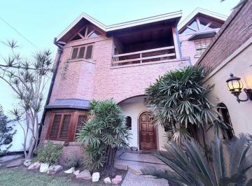 Casa · 298m² · 6 Ambientes · 2 Cocheras · Casa de 6 Amb en Venta Lomas de Zamora con Pileta
