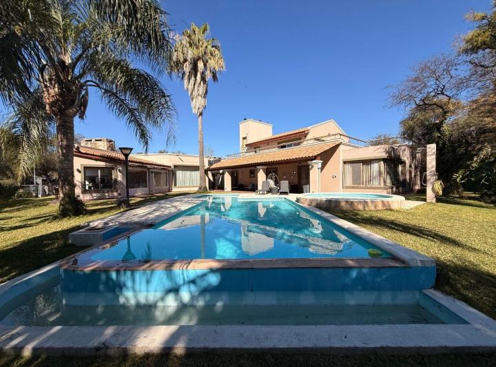 Casa · 700m² · 6 Ambientes · 4 Cocheras