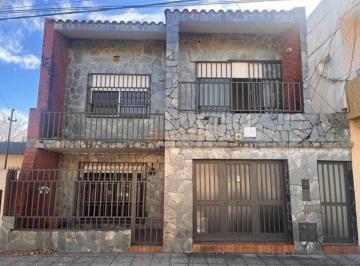 Casa de 7 ambientes, Rosario · Casa de 4 Dorm. con Gran Patio - Marcos Paz 6946