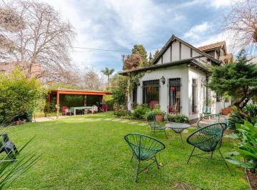 Casa · 362m² · 9 Ambientes · 3 Cocheras · Exclusiva Casa en Venta con Jardín y Piscina, Ubicada en Vicente López.