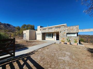 Casa · 144m² · 9 Ambientes · 1 Cochera · Venta Casa 2 Dor Pileta y Vistas Capilla del Monte