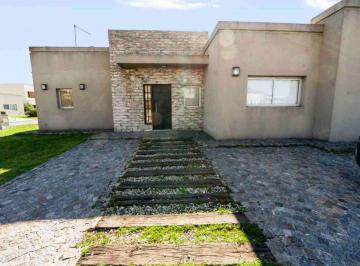 Casa · 180m² · 3 Ambientes · Casa 3 Amb en Venta con Pileta, Las Golondrinas