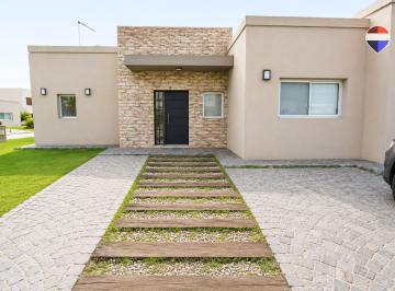 Casa · 180m² · 3 Ambientes · Casa 3 Amb en Venta con Pileta, Las Golondrinas