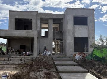 Casa · 218m² · 4 Ambientes · 6 Cocheras · Casa en Venta a Estrenar en Barrio Cerrado Village Joven, Bella Vista