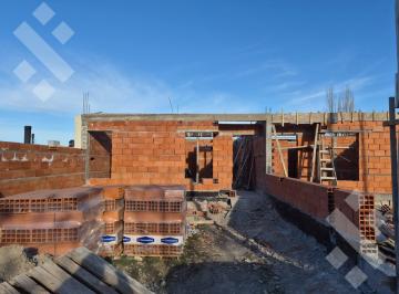 PH · 98m² · 2 Dormitorios · 1 Cochera · PH en Plottier