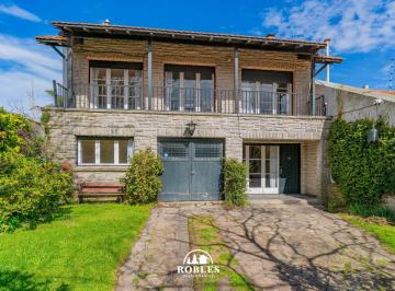 Casa · 450m² · 4 Ambientes · Importante Chalet en El Excelente Entorno de Los Troncos