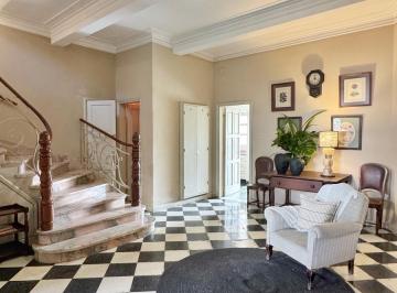 Casa · 357m² · 10 Ambientes · 2 Cocheras · Casa en Venta con 10 Ambientes en Centro de Salta - Paseo Guemes