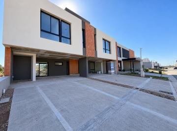 Casa · 140m² · 3 Ambientes · 2 Cocheras · Duplex en Venta y Financiado en Brisas de Manantiales