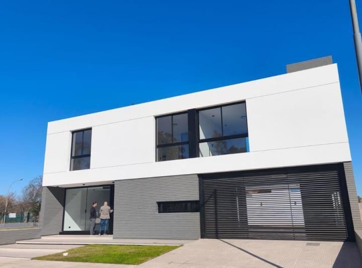 Casa · 250m² · 12 Ambientes · 2 Cocheras