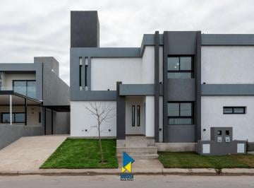 Casa · 137m² · 4 Ambientes · 2 Cocheras · Venta de Casa Tipo Duplex en Docta Av