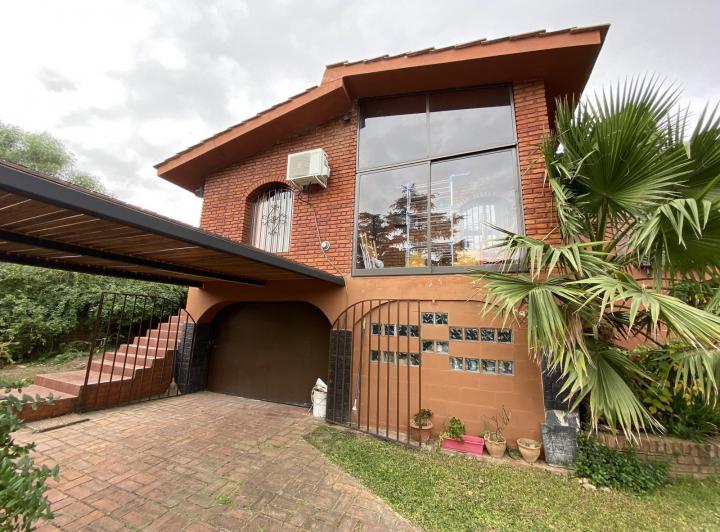 Casa · 222m² · 4 Ambientes · 2 Cocheras