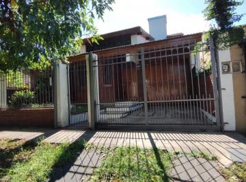 Casa de 7 ambientes, Almirante Brown · Alquiler de Casa en Adrogue. 3 Dorm., Garage, Fondo. Excelente Ubicacion.