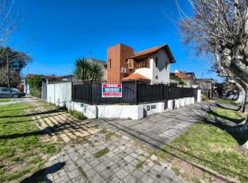 Casa de 4 ambientes, Lomas de Zamora · ¡Moderna Casa en Esquina en Excelente Estado!