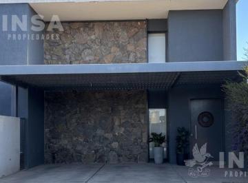 Casa · 160m² · 5 Ambientes · 2 Cocheras · Casa en Venta en Barrio Cortaderas 3 Guaymallen