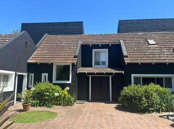 Casa · 423m² · 4 Dormitorios · 6 Cocheras · Casa en Alquiler Temporario en Tortugas