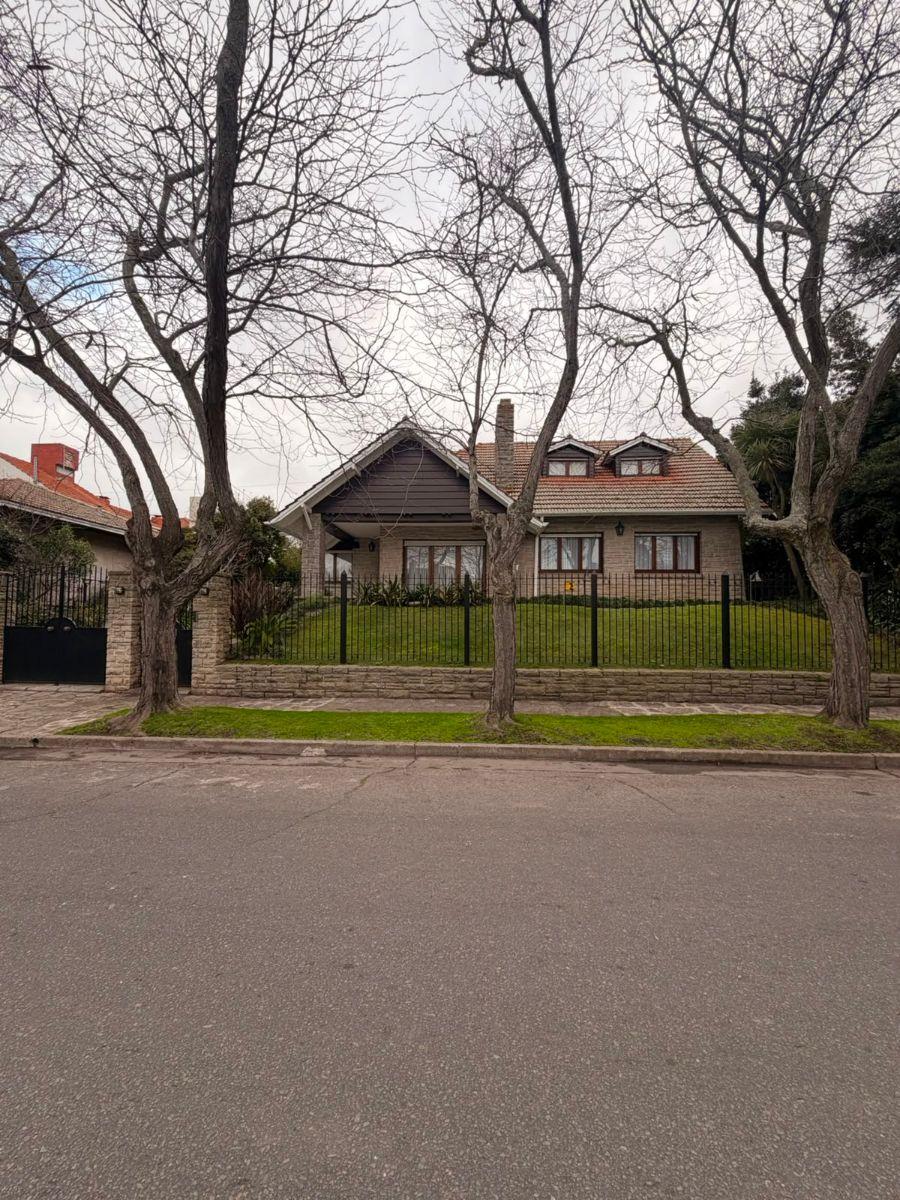 Importante chalet de categoría de 4 ambientes, emplazado sobre 2 lotes, en el corazon del barrio Divino Rostro