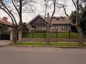 Casa de 4 ambientes, Mar del Plata · Importante Residencia 4 Ambientes, Barrio Divino Rostro.