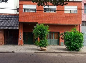 PH · 130m² · 5 Ambientes · 1 Cochera · PH en Antonio Malaver Al 100, Sin Expensas y Excelente Distribución.