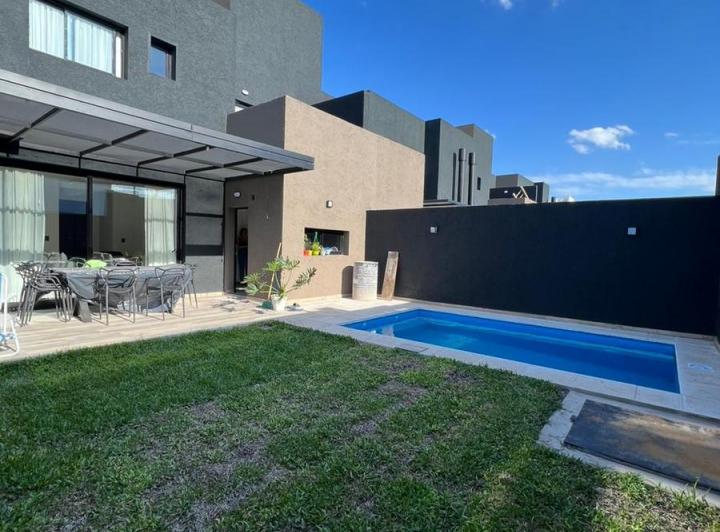 Casa · 145m² · 3 Dormitorios · 2 Cocheras