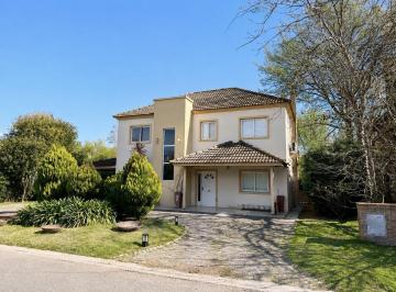 Casa · 680m² · 5 Ambientes · 2 Cocheras · Alquiler Casa 4/5 Amb. Barro Privado El Rocio, con Pileta