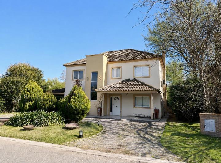 Casa · 680m² · 5 Ambientes · 2 Cocheras