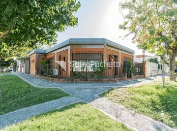 Casa · 80m² · 4 Ambientes · 3 Cocheras · Venta Casa 4 Ambientes con Patio, Parrila y Cochera en Villa Luzuriaga.