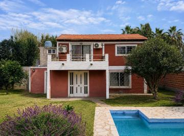 Casa · 140m² · 4 Ambientes · 2 Cocheras · Casa de 2 Dorm. en Venta