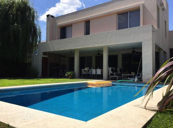 Casa · 300m² · 5 Ambientes · 2 Cocheras