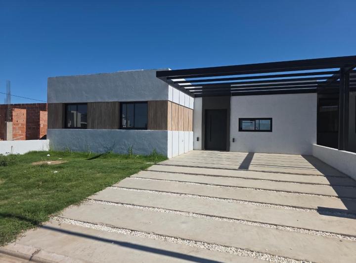 Casa · 135m² · 4 Ambientes · 2 Cocheras