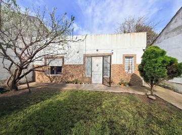 Casa · 100m² · 3 Ambientes · 5 Cocheras · Latorre Prop. Vende Casa 3 Amb. con Hermoso Parque.
