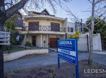 Casa de 6 ambientes, Morón · .venta Casa 6 Ambientes con Cochera Piscina y Fondo Libre Castelar Norte Apta Credito Bancario