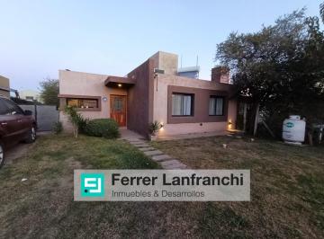 Casa · 94m² · 5 Ambientes · 2 Cocheras · Casa en Venta en Villa Catalina
