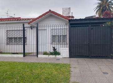 Casa · 256m² · 2 Dormitorios · 2 Cocheras · Casa de 2 Dorm. + Oficina y Piscina