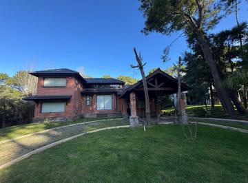 Casa · 250m² · 6 Ambientes · 4 Cocheras · Casa en Carilo Alquiler Pileta Climatizada