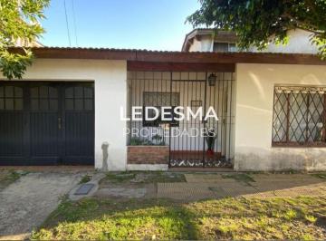 Casa de 4 ambientes, Morón · Venta Casa 4 Ambientes con Garage Castelar Norte Apto Credito Bancario