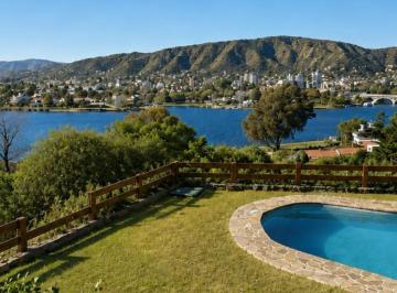 Casa · 193m² · 3 Ambientes · 2 Cocheras · Venta Casa en Villa Carlos Paz con Vista Panorámica Al Lago