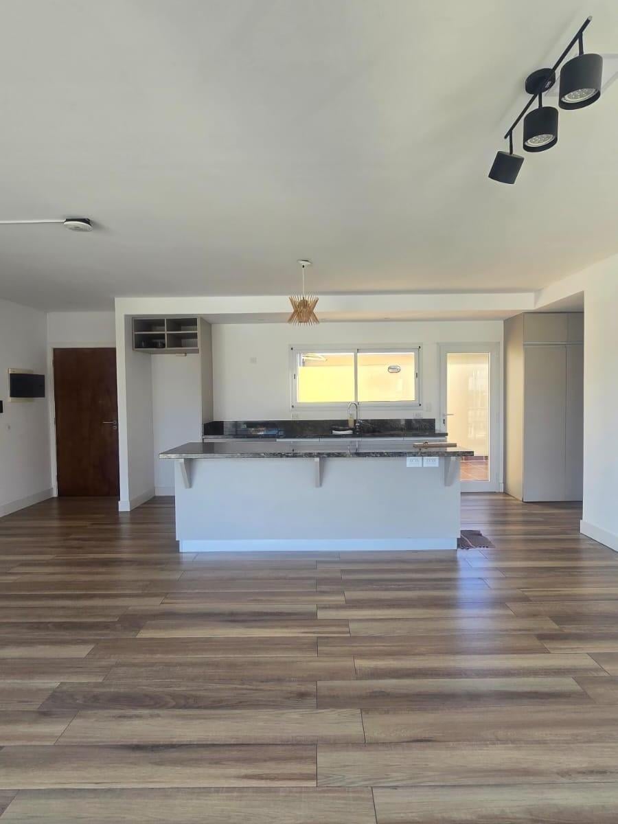 Departamento 2 ambientes. Amplio salón con cocina incorporada. Balcon corrido. Dormitorio con placard y acceso al balcón. Baño completo. Patio interno. Cerramientos dvh. Posee ascensor.