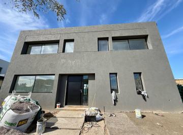 Casa · 327m² · 7 Ambientes · Casa con Pileta en Venta en Riberas, Puertos