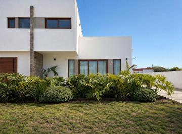 Casa · 203m² · 4 Ambientes · 2 Cocheras · Casa Venta City Bell Barrio Privado 3 Dorm.